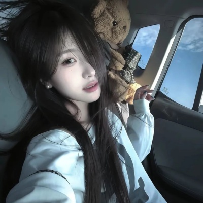 笨蛋美女反差感绝了 又甜又憨的拽姐文案藏不住啦