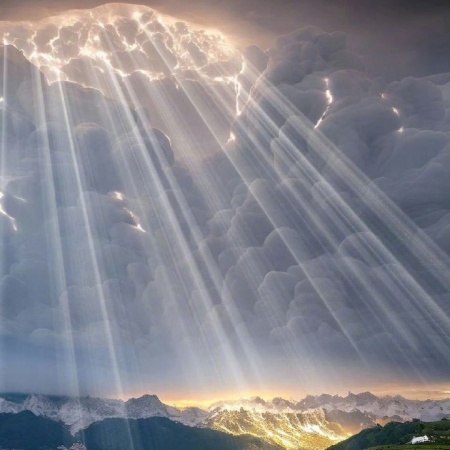 绝美丁达尔效应 捕捉光与影的梦幻交织瞬间