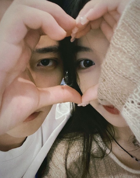 情侣拍照姿势灵感库 解锁高甜互动自然出片