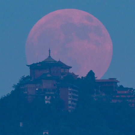 新华社月全食大片 红月亮降临视觉盛宴