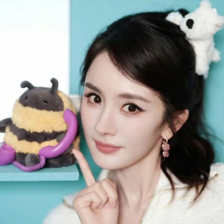 最新杨幂少女感美图来了 36岁美回18岁视觉魔法